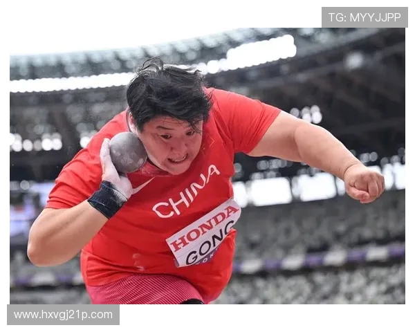 青岛田径赛巩立姣雨中夺金 铅球女皇再展霸气(1)